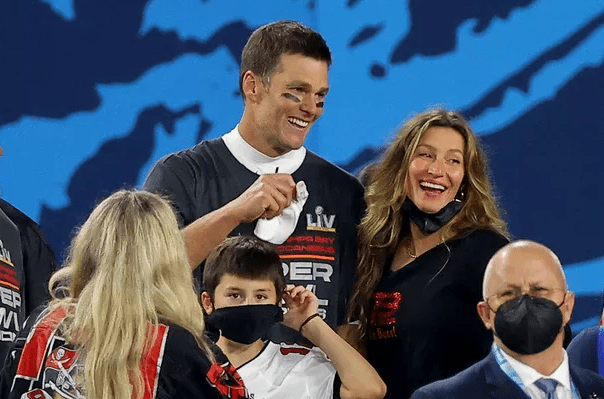 Tom Brady comemora vitória no Super Bowl com Gisele Bündchen e os filhos