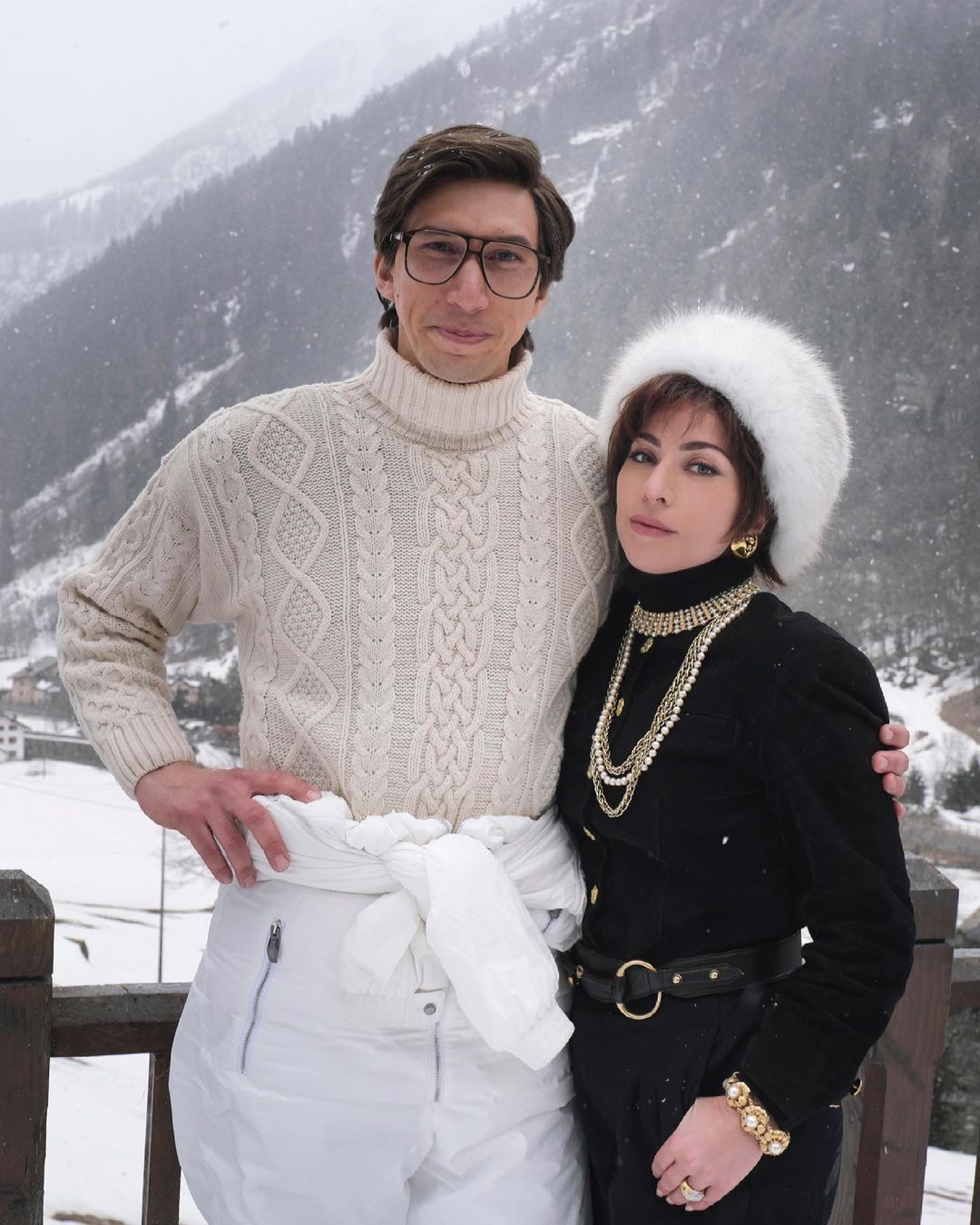 Lady Gaga posta com Adam Driver em set de House Of Gucci