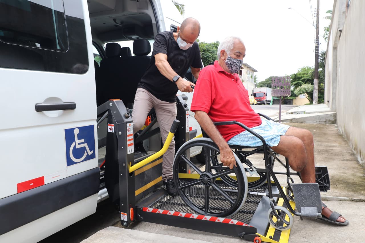 Pacientes do Centro de Reabilitação de Codajás passam a contar com transporte adaptado