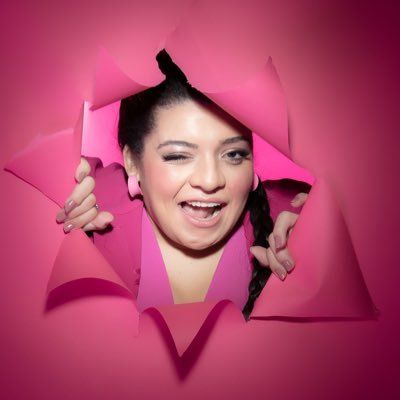 Pequena Lô revela desejo de ser atriz e estampa capa da QUEM