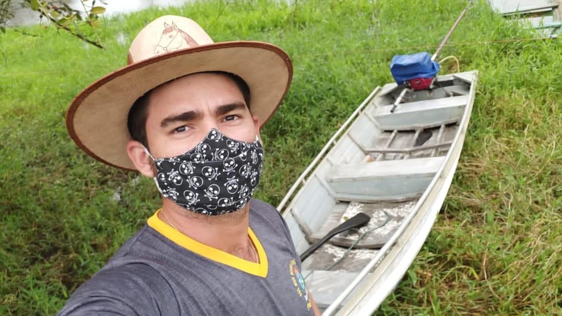 Professor de Manaquiri vai de barco à casa dos estudantes entregar apostilas