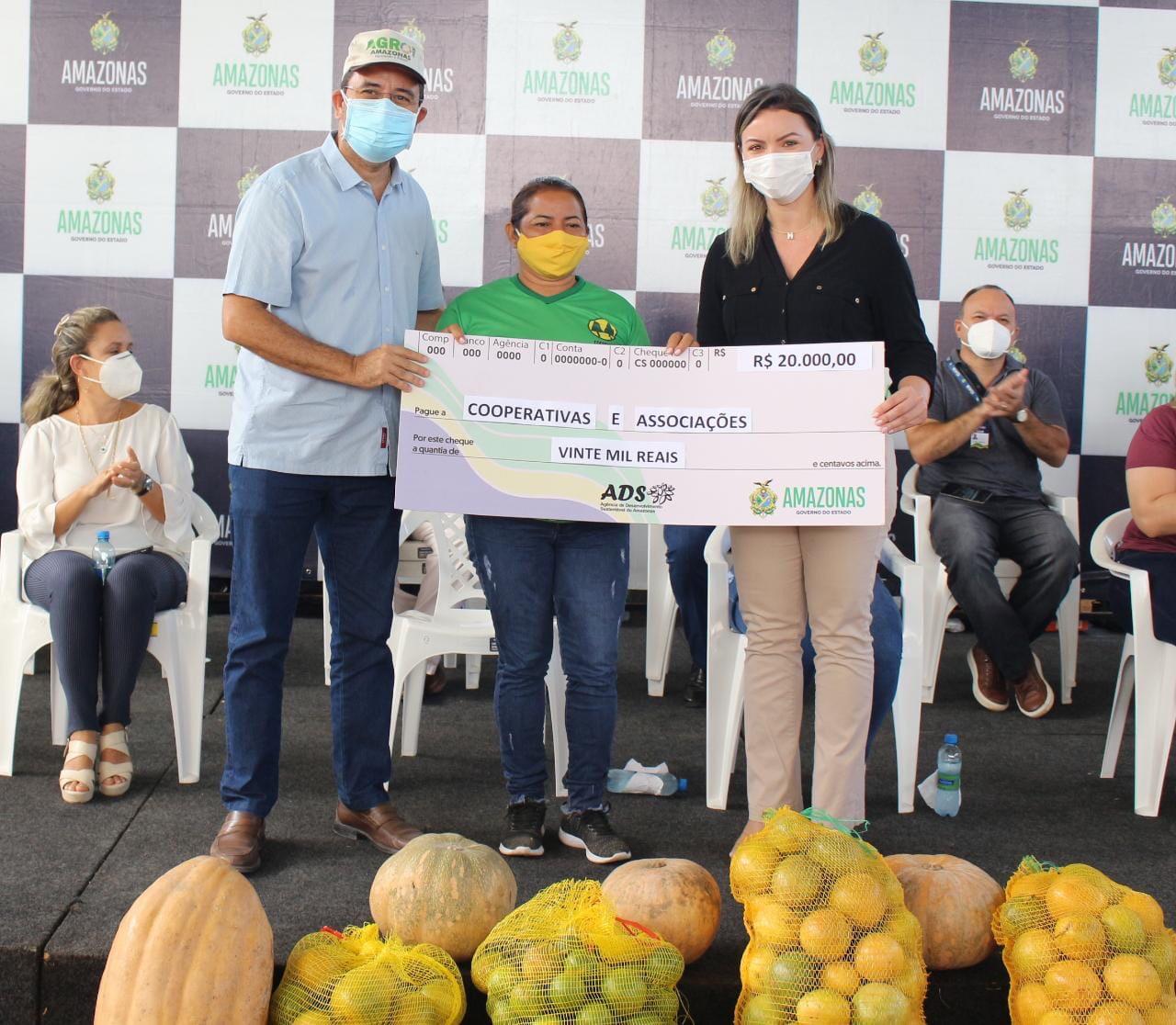 Amazonas compra produção das cooperativas e associações atingidas pela enchente em Manacapuru