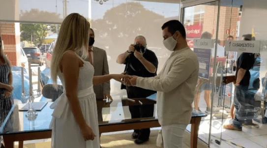 Andressa Urach e Thiago Lopes se casam no civil