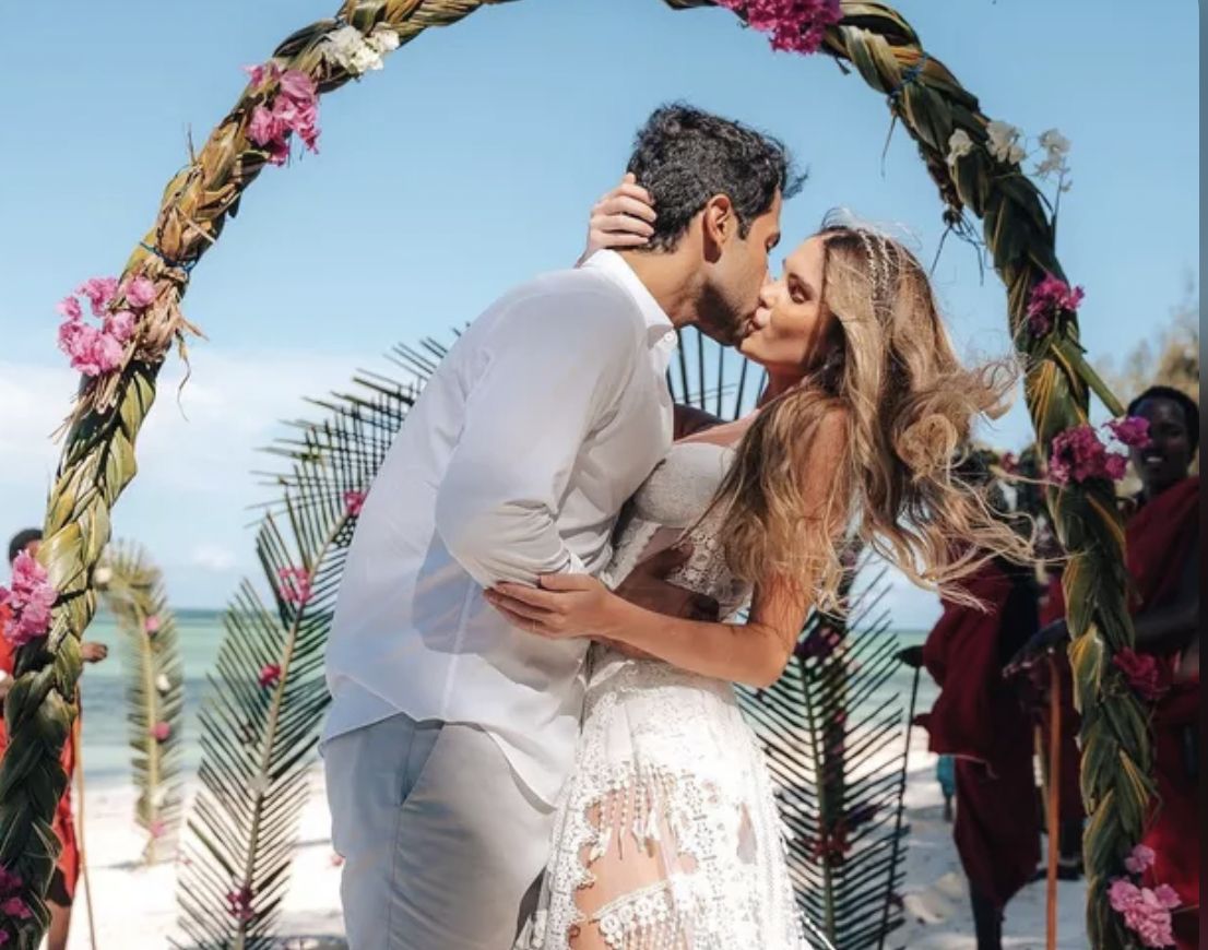 Bárbara Evans e Gustavo Theodoro se casam novamente na Tanzânia
