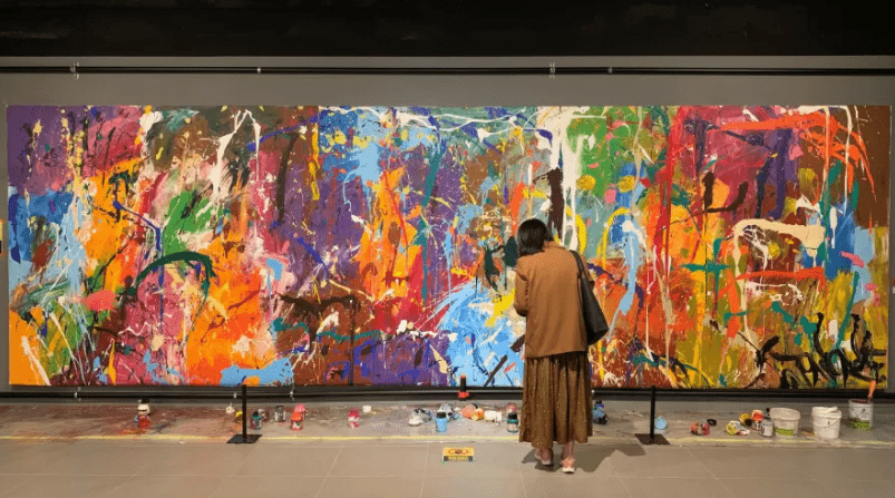 Casal danifica obra de arte de R$ 2,8 mi que pensaram ser arte colaborativa