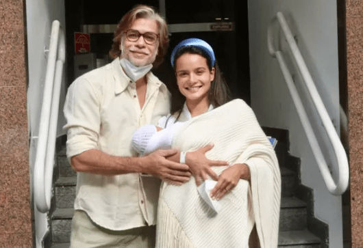 Fabio Assunção e a mulher, Ana Verena, deixam a maternidade com a filha