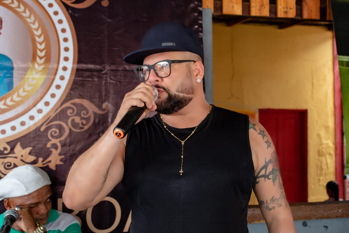 James Rios: cantor faz show-online com convidadas especiais