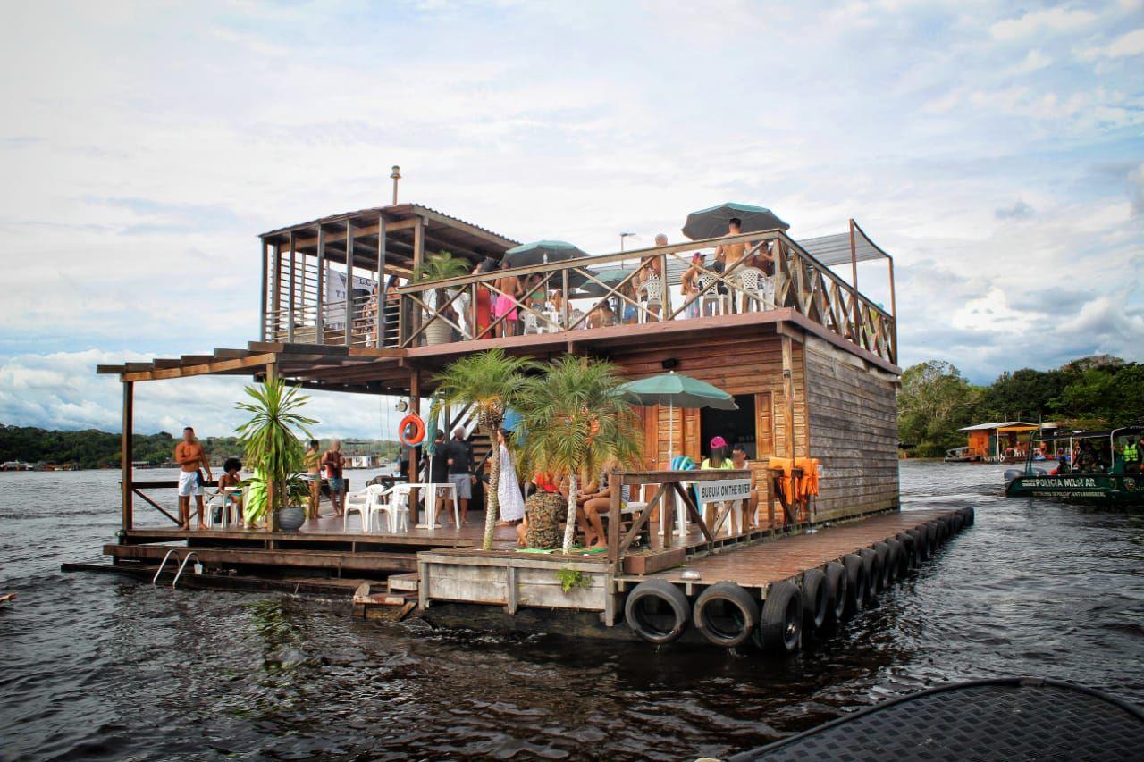 Flutuante com festa clandestina