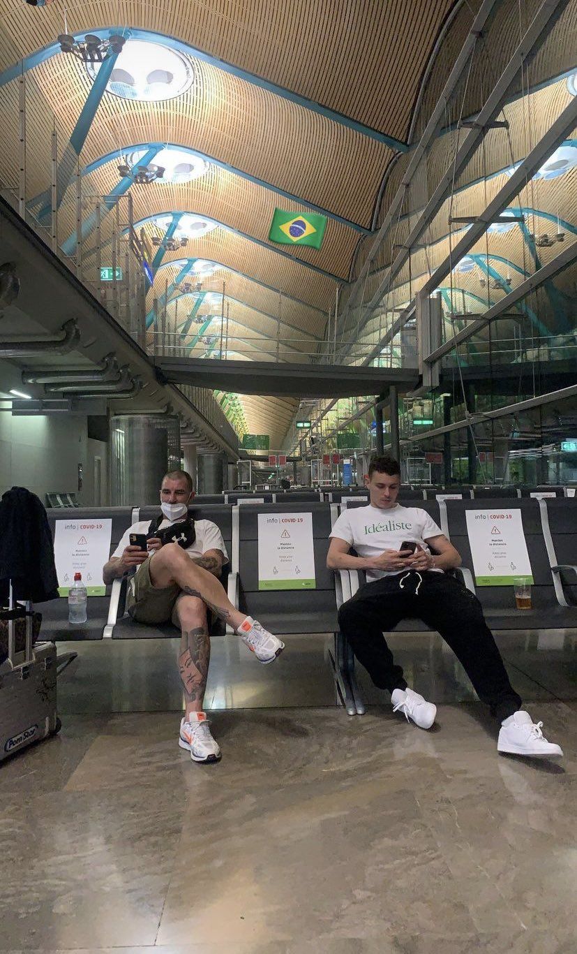 Áron Piper desembarca no Brasil para gravação de música em São Paulo