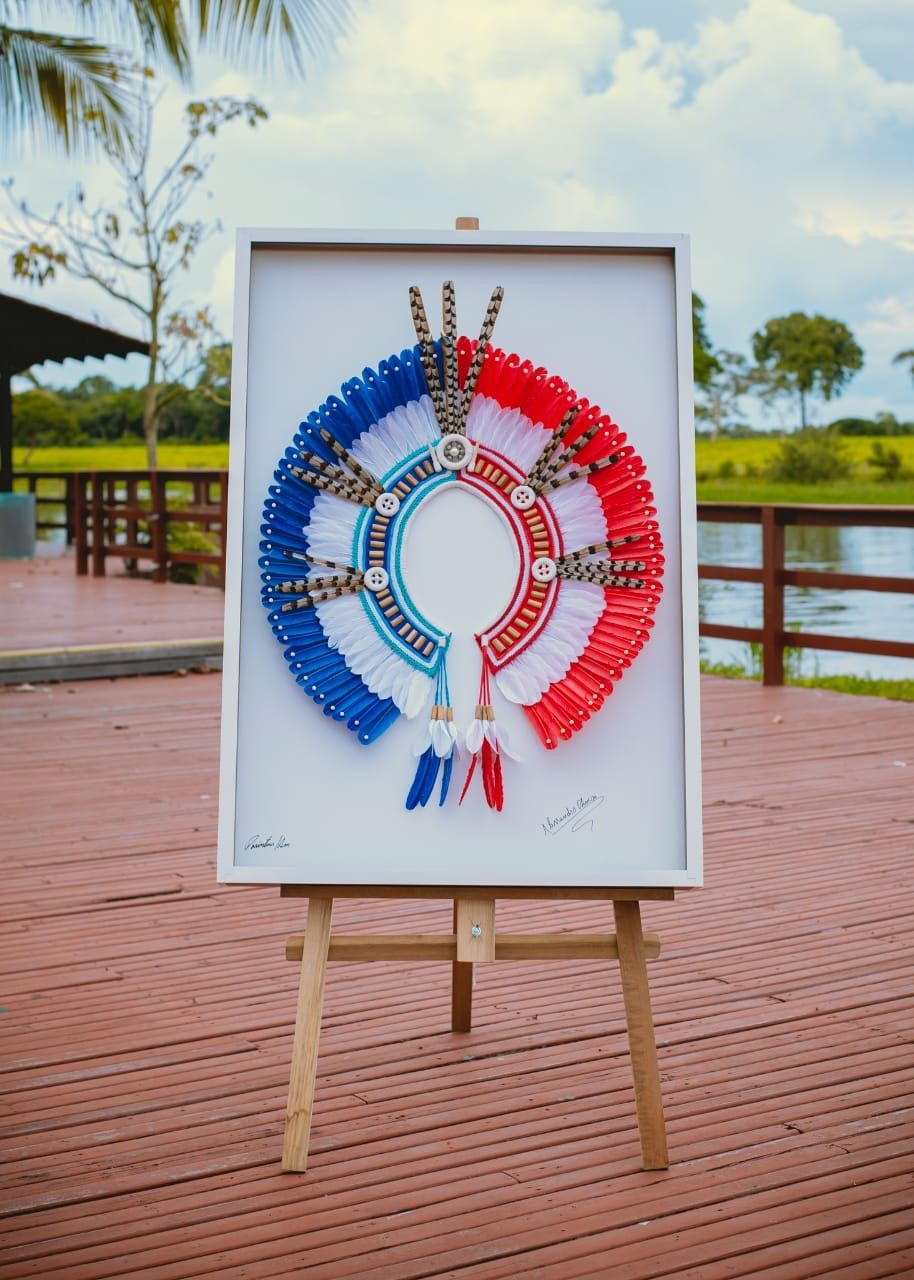 Artista parintinense expõe cocares indígenas no Shopping Ponta Negra