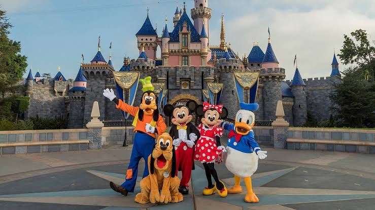 Disneylândia reabre na Califórnia, mas sem abraços no Mickey