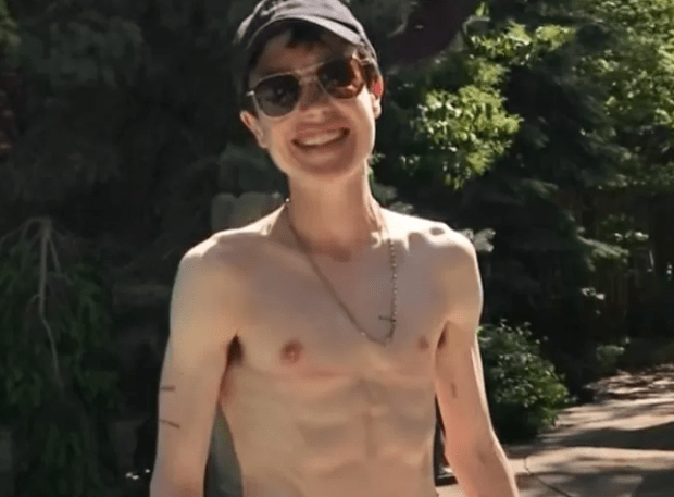 Elliot Page aparece sem camisa após transição: 'Primeiro calção de banho'