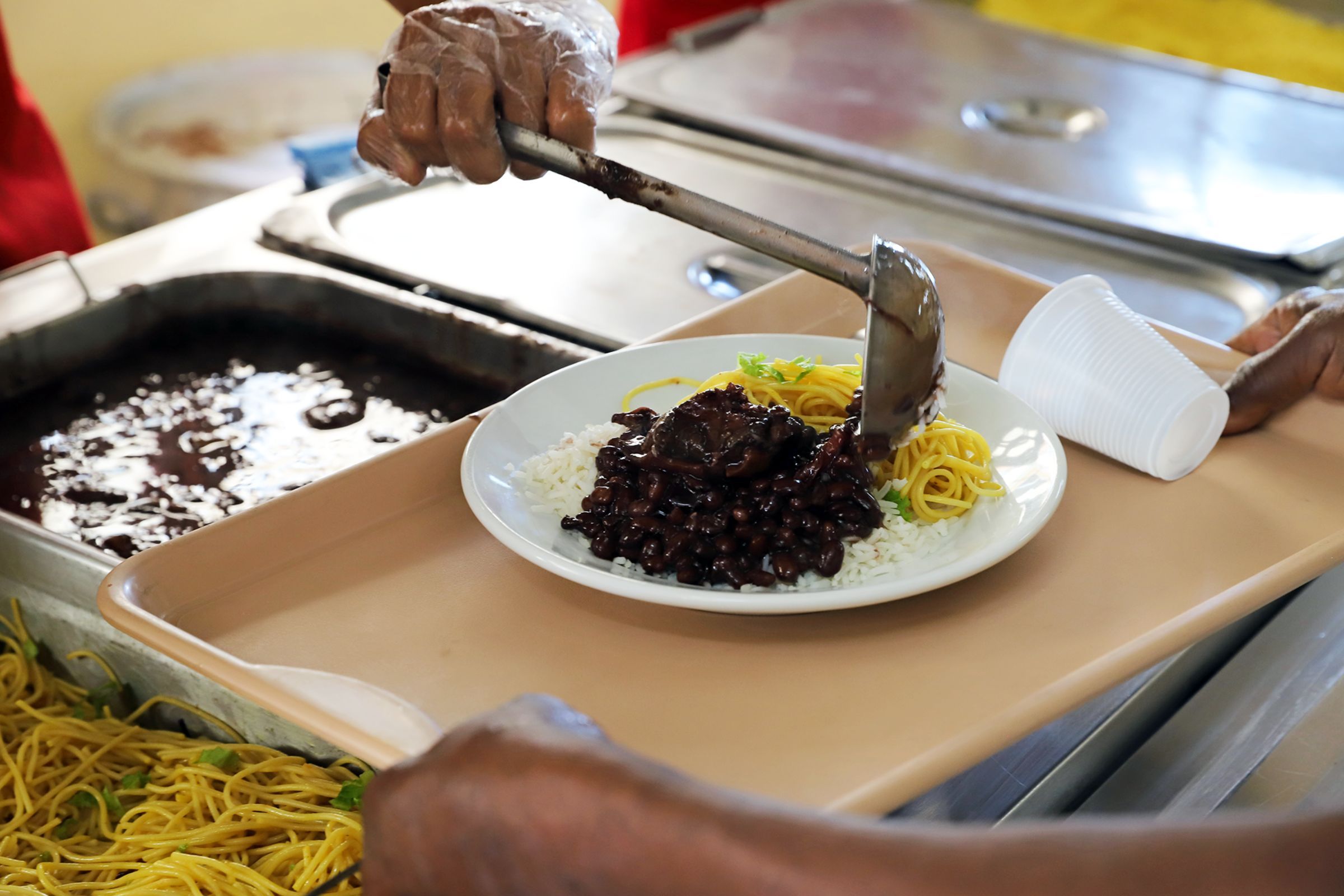 Restaurantes populares reabrem na segunda-feira