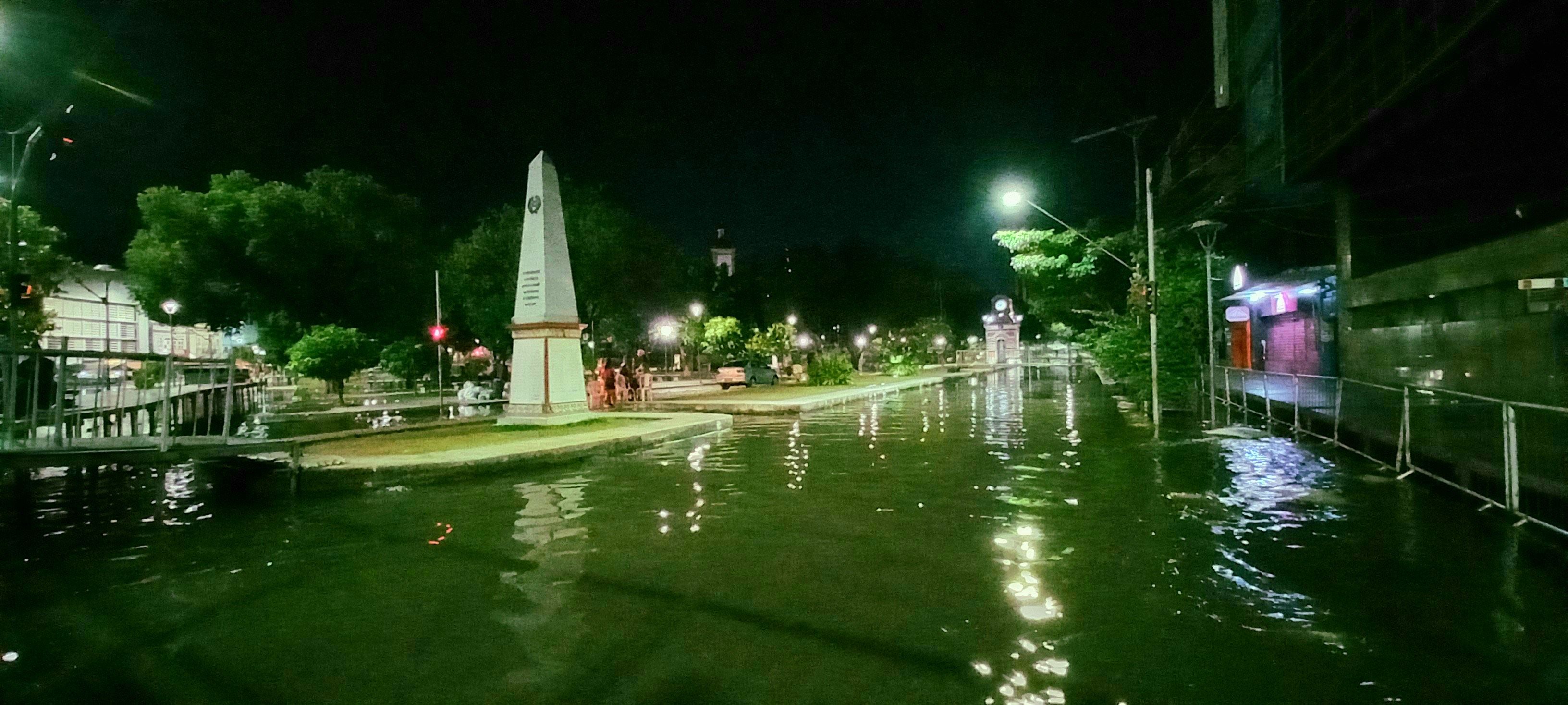 Rio Negro está a 2cm para igualar à cheia histórica de 2012