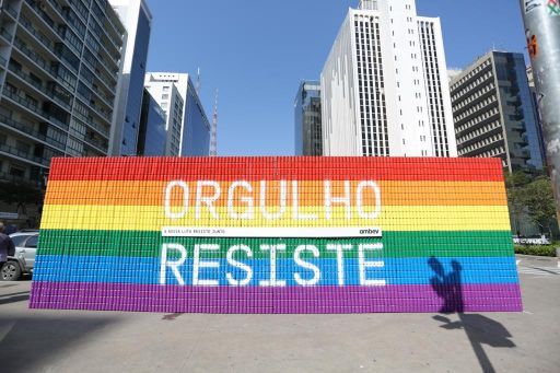Ambev colore pontos emblemáticos de São Paulo com mural móvel LGBTQIA+ de 30m²