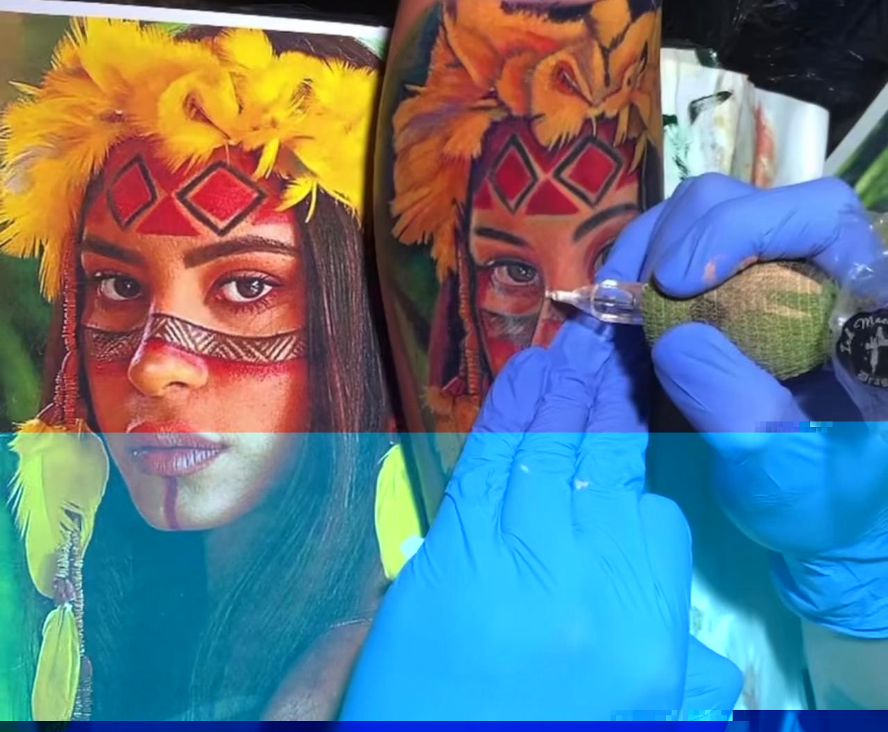 Tatuador estampa rosto de Cunhã Poranga do Garantido em cliente