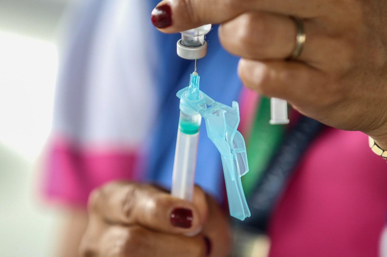 Amazonas antecipa vacinação contra a Covid-19 para pessoas a partir de 28 anos