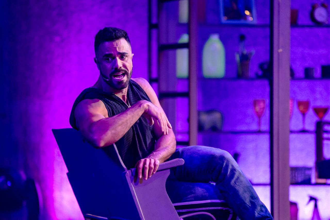 Ator e coreógrafo Victor Maia assina direção do espetáculo “Legalmente Loira”