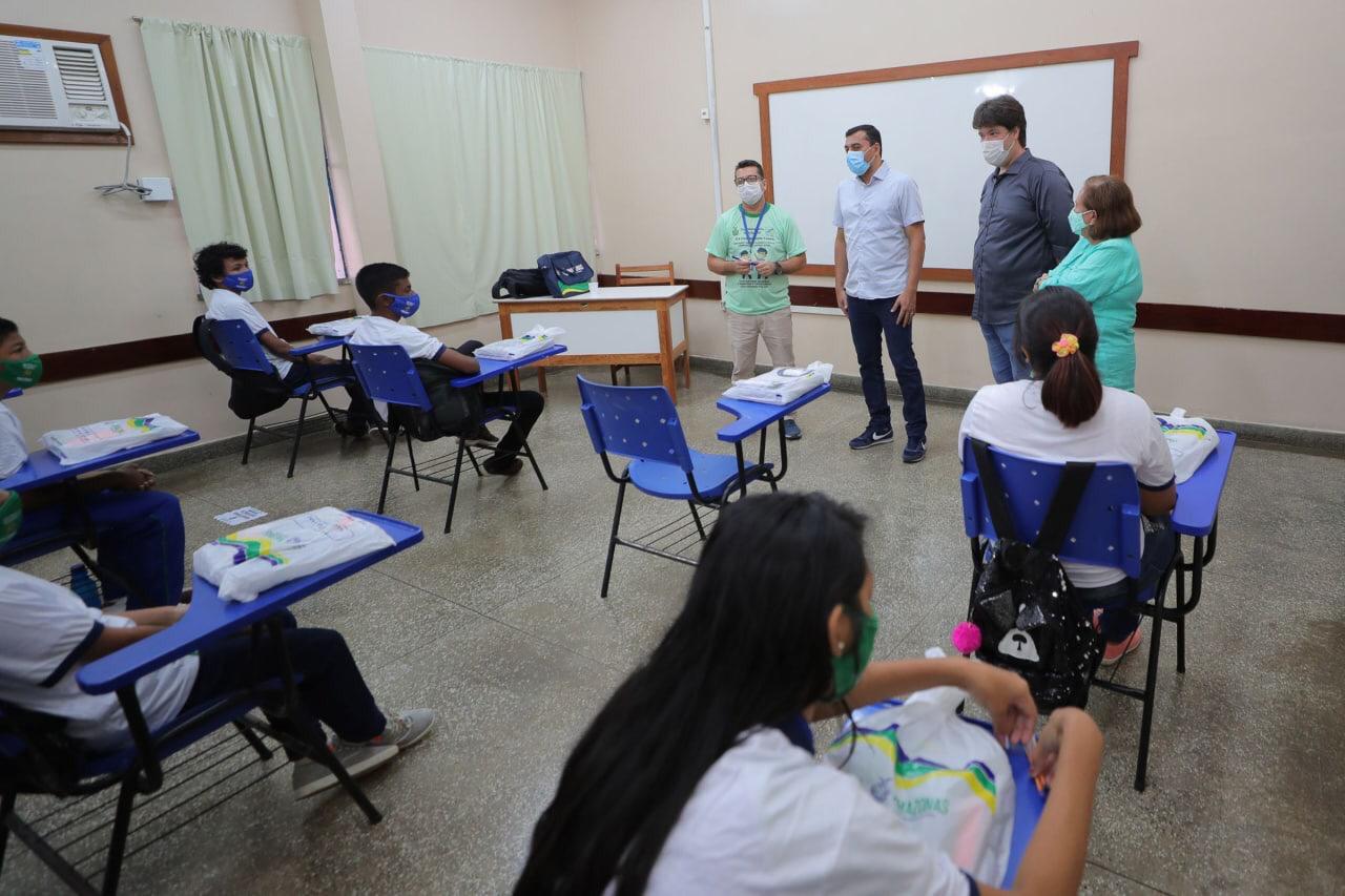 Aulas presenciais em sistema híbrido são retomadas em Manaus