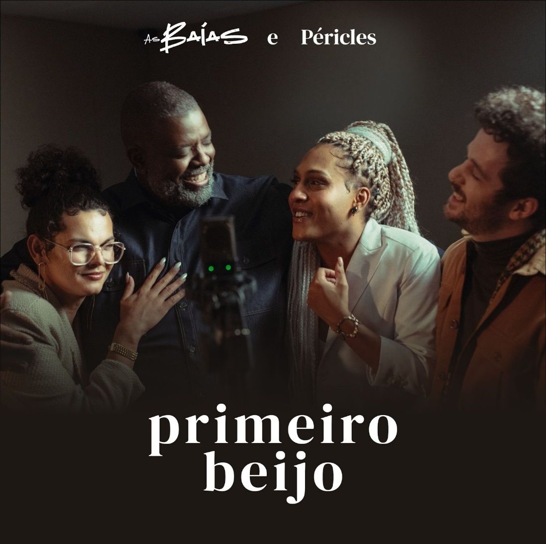 "Primeiro Beijo" - As Baías lança single em parceria com Péricles