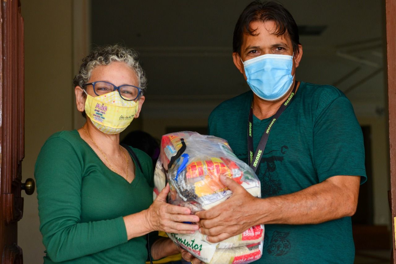 SEC entrega mais de 80 cestas básicas