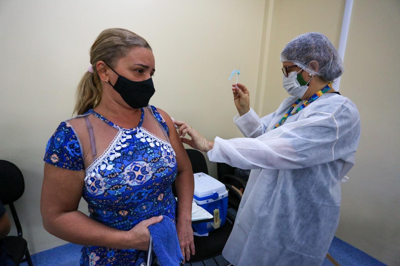 "Sensação de alívio", diz mulher imunizada no AM após ser contaminada 2 vezes de Covid-19