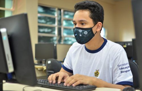 Estudantes podem usar internet e computadores das escolas estaduais para inscrições do Enem