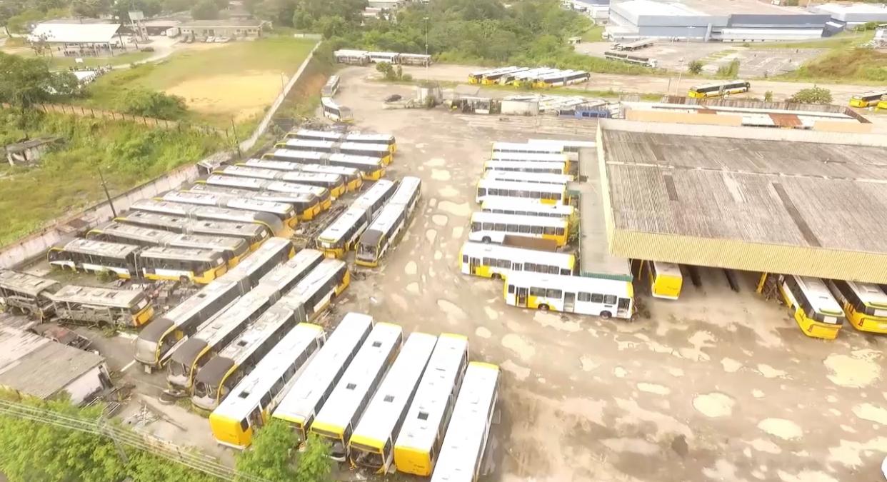 Mais de 50 ônibus retidos em garagem na Zona Leste