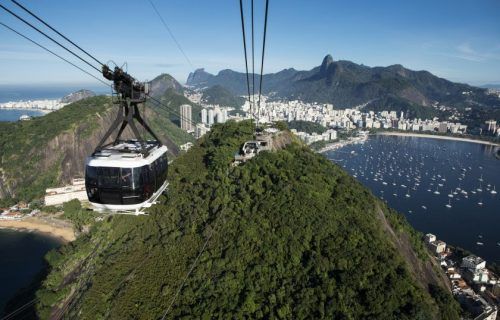 Monumentos mundiais ganham iluminação azul nesta quinta-feira