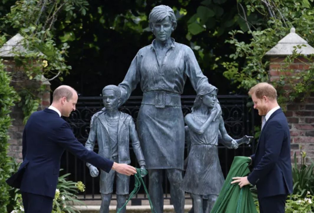 Príncipe William e Harry inauguram estátua de Diana: "Lembramos de seu amor"