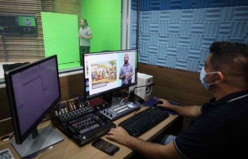 Governo inicia transmissão de aulas de reforço na televisão e internet