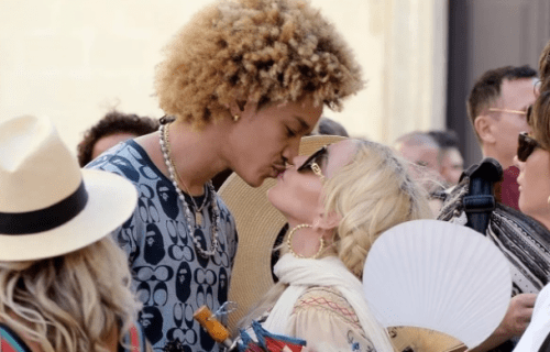 Madonna é clicada aos beijos com o namorado na Itália