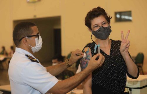 Trabalhadores da rede estadual começam a tomar 2ª dose da vacina contra Covid-19