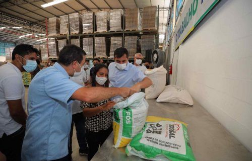 Iniciada entrega de suplemento alimentar para gado de pecuaristas do estado