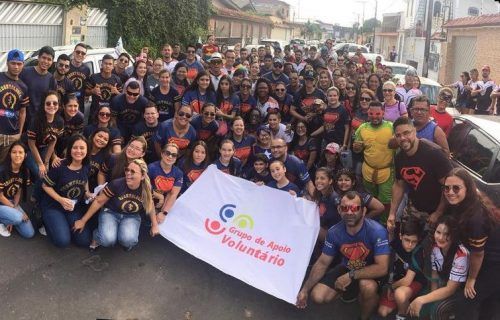 Voluntários arrecadam brinquedos para serem doados no dia das Crianças