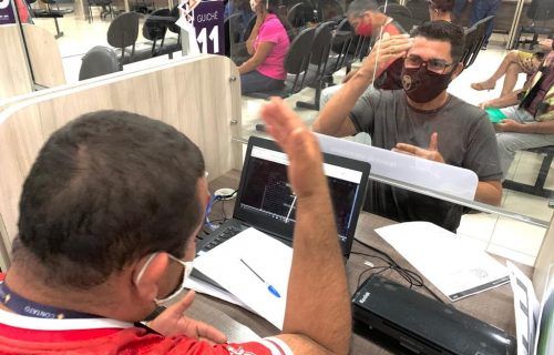 Deficientes auditivos contam com intérpretes de Libras para atendimento no Detran-AM