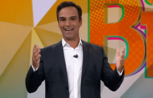 Globo oficializa Tadeu Schmidt como apresentador do BBB 22