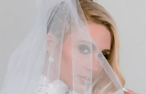 Paris Hilton se casa com o empresário Carter Reum