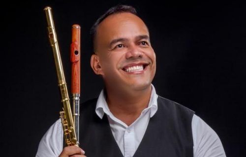 Flautista versátil investe em arranjos sob medida para apresentações em Manaus