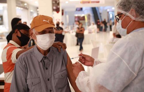 Vacinação nos shoppings encerra com mais de 102 mil doses de vacina contra Covid-19
