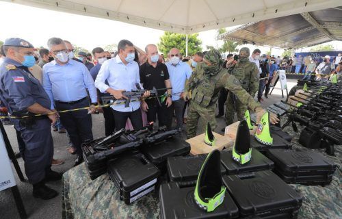 Governador Wilson Lima entrega viaturas, motos e armamentos para as forças de segurança