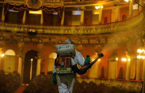 Teatro Amazonas recebe sanitização de prevenção ao Covid-19