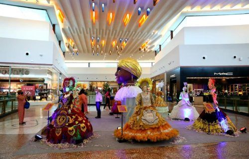 Exposição com fantasias históricas do carnaval amazonense está disponível no Manauara Shopping