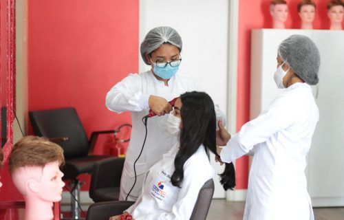 Salão-escola oferece serviços gratuitos de estética em Manaus