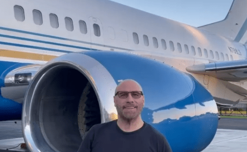 John Travolta tira licença para pilotar Boeing 737