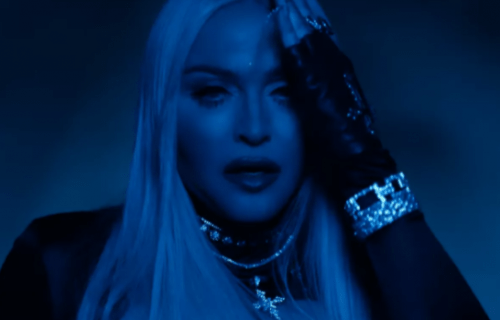 Madonna relança remix de Frozen e impressiona com jovialidade em clipe