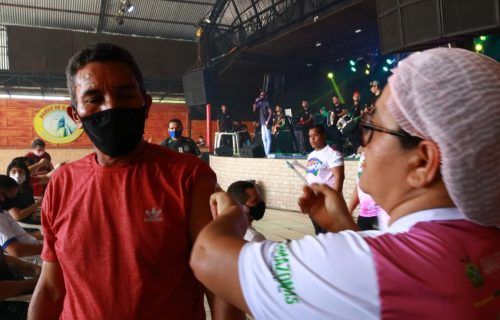 Mais de 3 mil doses são aplicadas na campanha em casas de show de Manaus