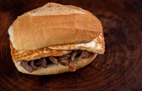 Food truck faz sucesso servindo sanduíches em pão francês na Ponta Negra