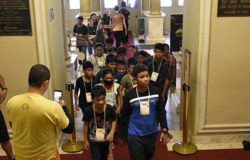 Teatro Amazonas recebe crianças da comunidade do Livramento
