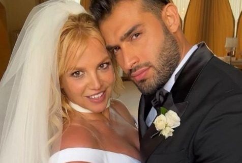 Britney Spears e Sam Asghari posam vestidos de noivos